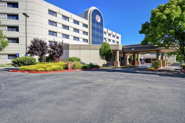 DoubleTree By Hilton Hotel Pleasanton At The Club image 10